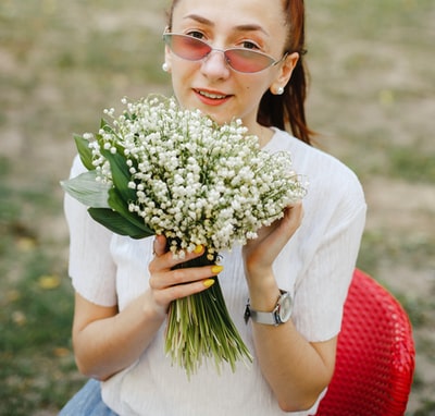 微笑的女人拿着鲜花
